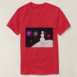 Festiv snöman med färgglad nyårs pyroteknik t shirt