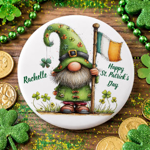 Festiv St. Patrick's Day Tomte Med Irländsk Flagga Knapp