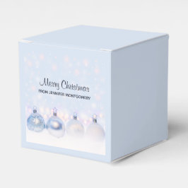 Festiva silverne julgranskulor i snö presentaskar