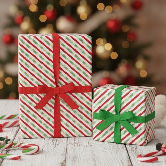 Festiva Xmas röda gröna vita diagonala ränder Presentpapper (Festive Chirstmas Red and Green Candy Cane Stripes Pattern for Kids. Trendy Xmas Striped Gift Wrap)