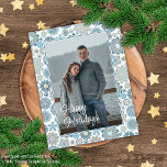 Festival Chic Blommig Mandala Snöflingor Mönster Vykort<br><div class="desc">Samtida klassisk skandinavisk julhelgstil tealblå och beige färgade snöflingor och mandala iskristaller mönster på en krispig vit bakgrund. Med utrymme att anpassa eller personliggöra med ett fotografi och texten på framsidan, och familjenamn (eller enskilda namn), och ett anpassningsbart säsongs hälsningsmeddelande på baksidan av kortet. Detta motiv finns tillgängligt på returadressetiketter,...</div>