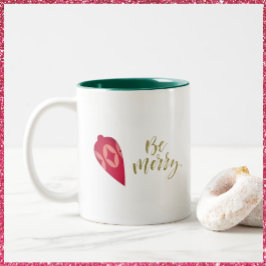 Festive Berry Färg Ornamet BE Merry Två-Tonad Mugg