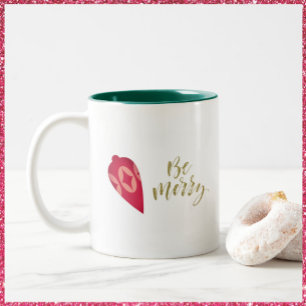 Festive Berry Färg Ornamet BE Merry Två-Tonad Mugg