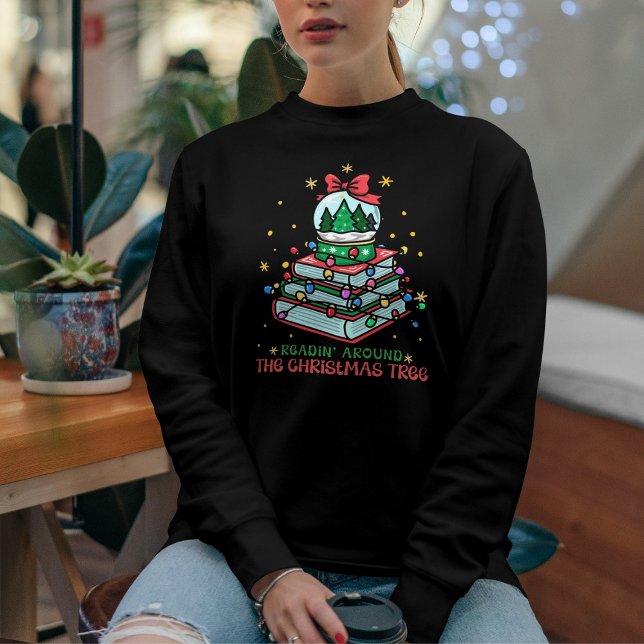 Festive Bookish Reading Around the Christmas Tree  T Shirt (Skapare uppladdad)