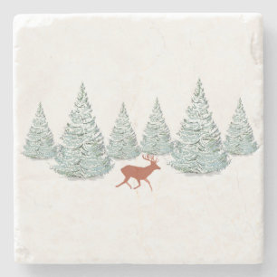 Festive Brown Hjort under Snowy Spruce Träd Stenunderlägg