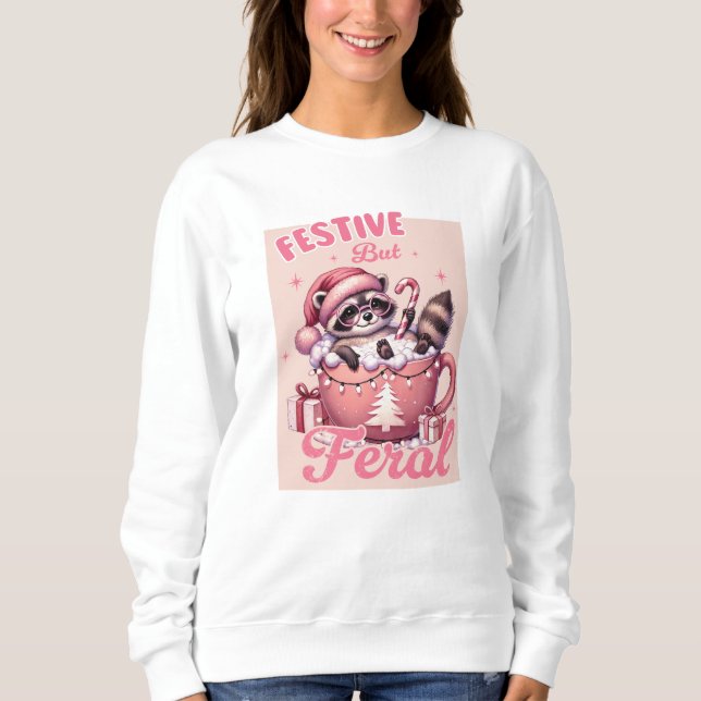 Festive but Feral Raccoon Rosa jul T Shirt (Framsida)
