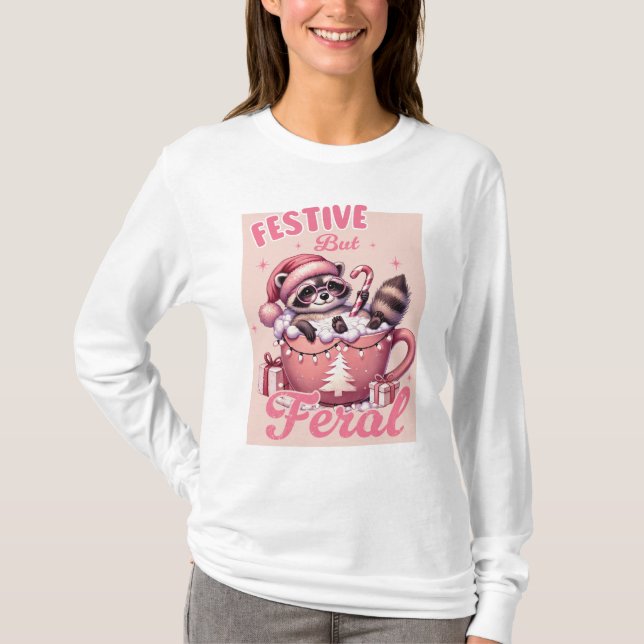 Festive but Feral Raccoon Rosa jul T Shirt (Framsida)