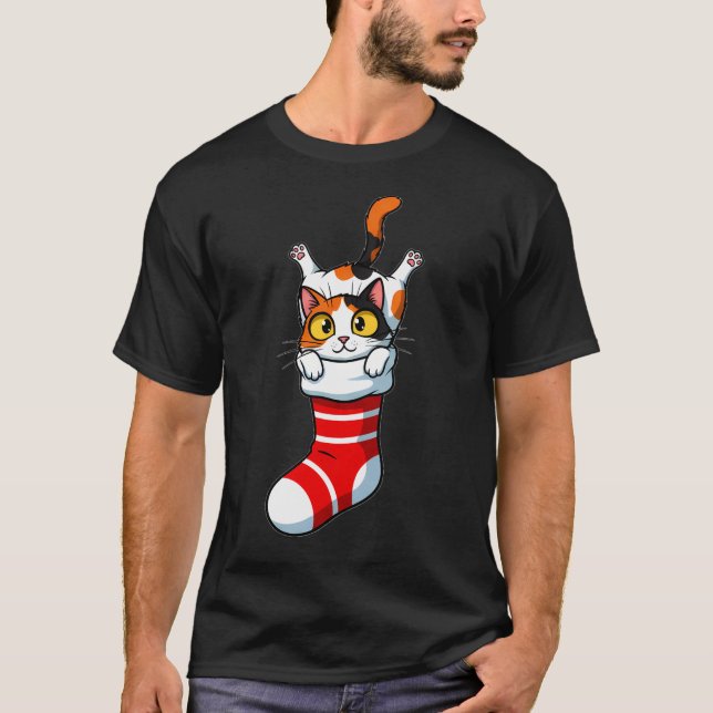 Festive Calico Kitty Peeking from Stocking T Shirt (Framsida)