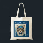 Festive Cat in play hanukkah Disguise Tygkasse<br><div class="desc">Festive Cat in Disguise - Playful Hanukkah to te bag Firar festivalen i Ljus med denna unika och vismiska Hanukkah-väska, med en förklädd katt. Perfekt för kattälskare, den här designen blandar humor med helgdag traditioner, skapar det ett trevligt sätt att sända fred, kärlek och ljus den här säsongen. Trendiget teal,...</div>