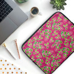 Festive Cranberry Foliage Mönster, Fuchsia Laptop Fodral<br><div class="desc">Ett sjudande och glupskt utseende mönster av digitalt hand plockade-röda tranbär på deras stjälkar med grönt löv, mot en livfull fuchsibakgrund. Varje kranbär och löv är färgad i ett vattenfärdigt struktur för en artistisk beröring med en inbjudan till en hemlig vib. Mönster har en livlig, festlig charm, ge en personlig...</div>