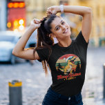 Festive Dino: Santa Hat & Shades T Shirt<br><div class="desc">En lekfull dinosaurier dockar en julhatt och en snyggt solglasögon,  vilket ger en aning helgdag med en coola som vrider till förhistorisk tid.</div>