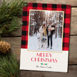 Festive Family Anpassningsbar Photo Red jul-format Kort<br><div class="desc">En traditionell julkortsmall, redo för dig att anpassa dig till din egen text och ditt eget foto. Den här festdesignen har en utcheckad Buffalo Play-mönster som omger ditt fotografi och en vintage-stil-skotsk Hund inuti. Det här är en redigerbar mall, så att du kan anpassa all text och göra den unik....</div>