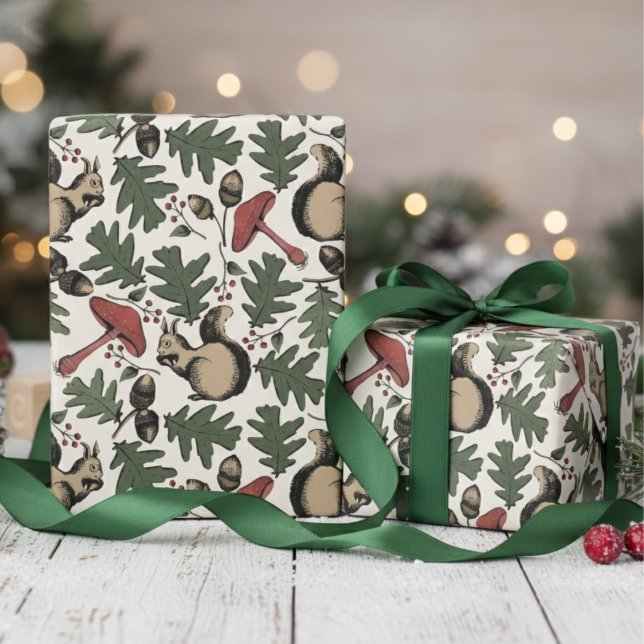 Festive Forest Squirrels, Acorns & Mushroom Ivory Presentpapper (Cute Forest Winter Squirrels & Leaves Woodland Wrapping Paper for Nature or Wild Animals Lover. )