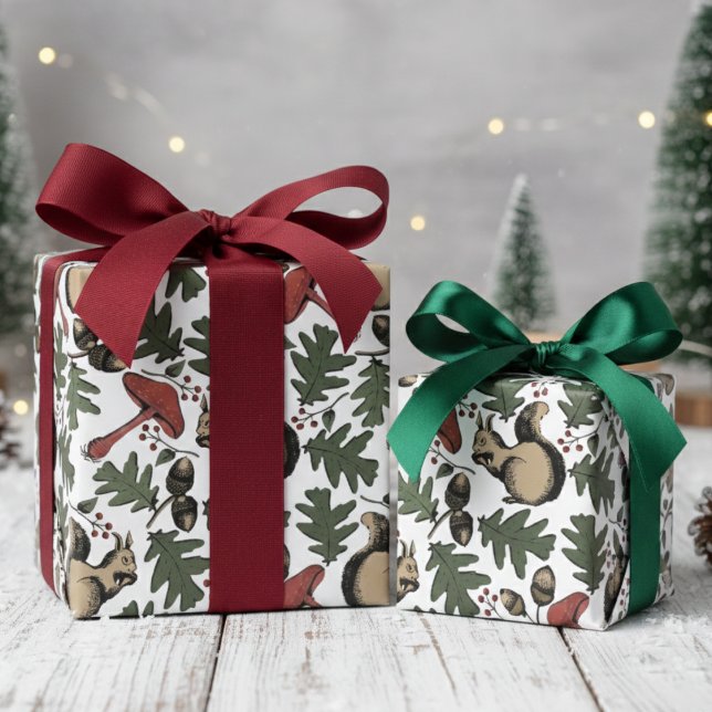 Festive Forest Squirrels, Acorns & MushrumWhite Presentpapper (Festive Cute Forest Winter Squirrels & Leaves Woodland Wrapping Paper for Nature Wild Animals Lover)