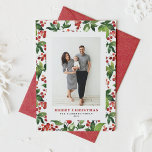 Festive Greenery and Winterberry Photo Jul Julkort<br><div class="desc">God jul! Skicka ditt varmaste helgdag önskemål med vårt anpassade jokertecken, med en vacker vattenfärgdesign av röda vinterbär och spola grey. Med det här julkortet i elegant kan du visa ditt favoritfoto samtidigt som du lägger till en personlig beröring med ditt anpassningsbar-meddelande. Perfekt för att sprida fräckhet till familj och...</div>