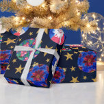 Festive Guld Glitter Stars Ornaments Watercolor Presentpapper<br><div class="desc">Detta festliga och trevliga mönster är perfekt för julens julhelg. Den har handmålad vattenfärg Jultomten, snögubbe, poinsettimiska blommor och hullbär med ivuala prydnadsämnen, bredvid uttryckta guld glitter-stjärnor på mörkens blå bakgrund. Det är roligt, söt, konst, unik och originell. Njut av den här designen som är stiliserad med handmålad vattenfärgskonst som...</div>