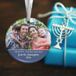 Festive Hanukkah Menorah Mönster Helgdag Photo Julgransprydnad Keramik<br><div class="desc">Festive Hanukkah Menorah Mönster Helgdag Photo Ornament med en rustik mönster av menorahs på baksidan och anpassningsbarnas foto och text på andra sidan.</div>