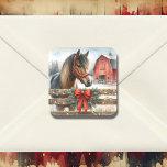 Festive Horse and Red Rustic Barn jul Fyrkantigt Klistermärke<br><div class="desc">Julklistermärken. En söt brun häst framför en röd rustik lada bakom ett staket med jul ljus och en röd båge.</div>