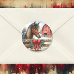 Festive Horse and Red Rustic Barn jul Runt Klistermärke<br><div class="desc">Julklistermärken. En söt brun häst framför en röd rustik lada bakom ett staket med jul ljus och en röd båge.</div>
