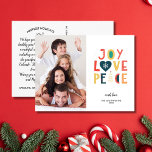 Festive Joy, Kärlek, Peace, Family Photo-jul Vykort<br><div class="desc">Sprid helgdag cheer med det här vykortet med festive hand lettered typography art som lyder "Joy Kärlek Peace". Anpassa genom att ladda upp lodräts foto. Baksidan har anpassningsbarna hälsning, namn och anteckning (eller ta bort om du vill lämna utrymme för en handskriven anteckning). Lägg även till returadressen i baksidan. Ett...</div>
