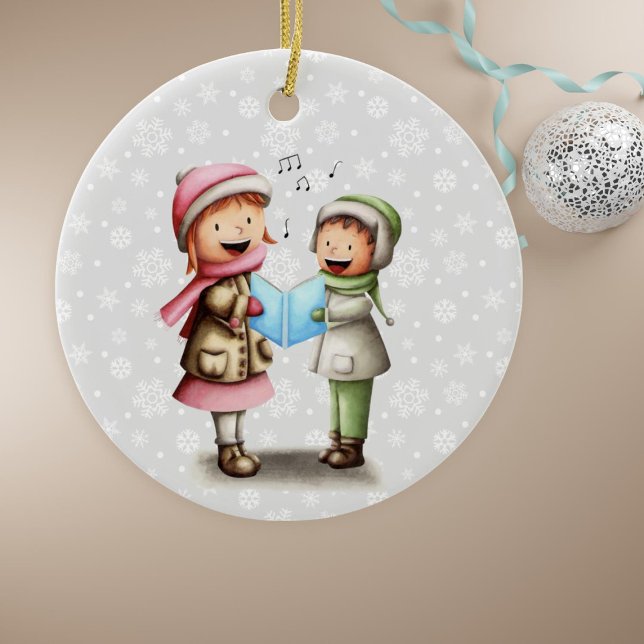 Festive Kids sjunger jul Sång Julgransprydnad Keramik (Festive Couple Singing Christmas Carols Holiday Ornament by Kinda Cute by Patricia Alvarez)