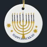 Festive Menorah Candles Lycklig Hanukkah Julgransprydnad Keramik<br><div class="desc">Faux guld-foil menorah-ljus för Hanukkah firande. Den vismliga menorahillustrationen med vita stjärnor täckte celestialljus på ett fingerat guld-menorahstativ. Menorah Starry Hanukkah illustrerade designgåvor och pappra produkter.</div>