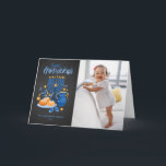 Festive Menorah Chalkboard Photo Lycklig Hanukkah Helgkort<br><div class="desc">Lycklig Hanukkah! Skicka Hanukkah önskemål till familj och vänner med det här anpassadet-fotokortet. Den har vattenfärgade illustrationer av Hanukkah-symboler som Hanukkiah eller menorah,  sufganiyot,  oliver och dreidel på en faux chalkboard-bakgrund. Anpassa genom att lägga till namn och ett foto.</div>