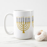 Festive Menorah Hanukkah Blue Candles Illustration Kaffemugg<br><div class="desc">Faux guld-foil menorah-ljus för Hanukkah firande. Den vismliga menorahillustrationen med vita stjärnor täckte celestialljus på ett fingerat guld-menorahstativ. Menorah elegant Starry Hanukkah illustrerade designgåvor och pappra produkter.</div>