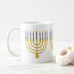 Festive Menorah Hanukkah Blue Candles Kaffemugg<br><div class="desc">Faux guld-foil menorah-ljus för Hanukkah firande. Den vismliga menorahillustrationen med vita stjärnor täckte celestialljus på ett fingerat guld-menorahstativ. Menorah elegant Starry Hanukkah illustrerade designgåvor och pappra produkter.</div>