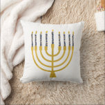 Festive Menorah Hanukkah Blue Candles Teckning Kudde<br><div class="desc">Faux guld-foil menorah-ljus för Hanukkah firande. Den vismliga menorahillustrationen med vita stjärnor täckte celestialljus på ett fingerat guld-menorahstativ. Menorah Starry Hanukkah illustrerade designgåvor och pappra produkter.</div>