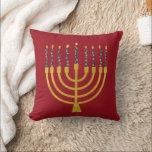 Festive Menorah Hanukkah Blue Candles Teckning Red Kudde<br><div class="desc">Faux guld-foil menorah-ljus för Hanukkah firande. Den vismliga menorahillustrationen med vita stjärnor täckte celestialljus på ett fingerat guld-menorahstativ. Menorah Starry Hanukkah illustrerade designgåvor och pappra produkter.</div>
