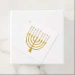 Festive Menorah Hanukkah Celestial Candles Bröllop Gåvor Etiketter<br><div class="desc">Faux guld-foil menorah-ljus för Hanukkah firande. Den vismliga menorahillustrationen med vita stjärnor täckte celestialljus på ett fingerat guld-menorahstativ. Menorah elegant Starry bröllop Hanukkah illustrerade designgåvor och pappra produkter.</div>