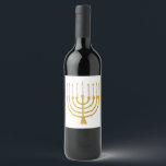 Festive Menorah Hanukkah Celestial Candles Bröllop Vinflaska Etikett<br><div class="desc">Faux guld-foil menorah-ljus för Hanukkah firande. Den vismliga menorahillustrationen med vita stjärnor täckte celestialljus på ett fingerat guld-menorahstativ. Menorah elegant Starry bröllop Hanukkah illustrerade designgåvor och pappra produkter.</div>