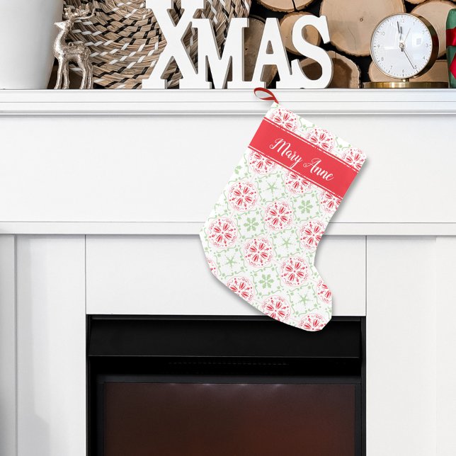 Festive Nordic Mönster Whimsical Cute Namn Liten Julstrumpa (Green and red snowflake pattern custom Christmas holiday stocking)