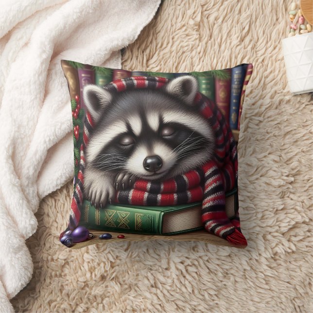 Festive Raccoon sover över bokar Kudde (Filt)