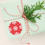 Festive Red and White Snowflake Helgdag Runt Klistermärke<br><div class="desc">Helgdag-/kuvertförseglingar har en nordisk mönster av vit snöflingor och punkter. Den röda bakgrunden kan anpassas.</div>