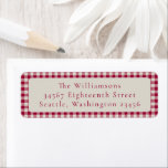 Festive Red Gingham Play Anpassningsbar Returadres Returadress Etikett<br><div class="desc">Lägg till en charmerande beröring i kuverten med denna adressetikett för buffelkontroll. Det är perfekt för familjematning,  rustika bröllopsinbjudningar eller helgdagskort med en klassisk julröd gingham gräns och elegant serif-text på krämbakgrunden. Anpassa med ditt namn och adress för en tidlös avslutande detalj.</div>