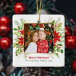 Festive Red Poinsettia jul Kids Photo Julgransprydnad Keramik<br><div class="desc">En vacker röd poinsettia-blommigt med holly löv och guld omger ditt söta familjefoto ovanför God jul. Ljusa och glada barn fotograferar en prydnadsgåva av helgdag med söt blommor och löv runt bild.</div>