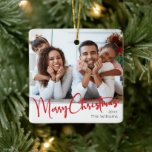 Festive Red Script God jul Julgransprydnad Keramik<br><div class="desc">Fira säsongen med det här festive Red-skriptet God jul keramiska prydnadsföremål med en aning charm från elegant. Chicens utformning visar en enkel röd-vit palett färg, som frammanar vinterns mysiga anda. Dess moderna och unika dragningskraft och dess gedigna formulering skapar en balans mellan perfekt och säsong. I en avslappnad och ett...</div>