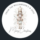 Festive Rosa Guld Nutcracker-julklapp Runt Klistermärke<br><div class="desc">Indulge i den festliga andan med vår Rosa & Guld God jul Nutcracker Classic Round Sticker. Denna unika dekal är försedd med en charmerande nötkracker-motiv, som är skriven i vackra rosa och guld. Det är perfektens emblem för helgdag, redo för att belysa dina tillhörigheter eller dela dem som en tankfull...</div>