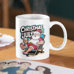 Festive Santa Enjoying Beer Break Kaffemugg<br><div class="desc">Jultomten,  i sitt traditionella röda kostym,  avfyrar sig i en stol medan han håller en öl och tar ett ögonblick att släppa vinden under julhögtider i juli.</div>