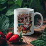 Festive Santa Enjoying Beer i juli Kaffemugg<br><div class="desc">En glad Jultomten sitta i en stol,  som håller en öl i handen och trivs med en sommardag i juli.</div>