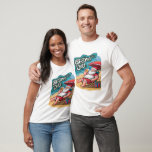 Festive Santa Relaxing på Beach T Shirt<br><div class="desc">En glad tecknad Jultomten är sitta i en strandstol som håller en öl och tar en paus från julfesten i juli.</div>