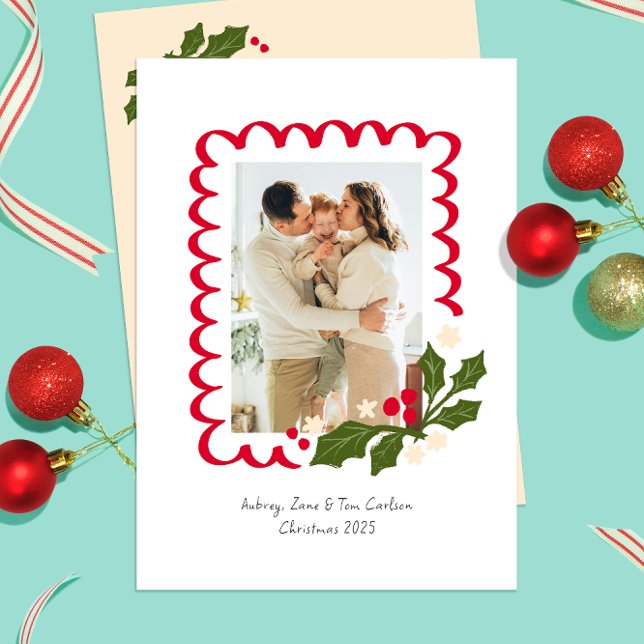 Festive Scallop Ram med Holly One Photo Julkort (cherry red scallops frame a personal picture on this festive holly themed Christmas photo card)