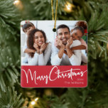 Festive Script | Röda God jul Julgransprydnad Keramik<br><div class="desc">Fira säsongen med det här festliga skriptet | Keramisk dekoration av röd God jul med en viss charm av elegant. Chicens utformning visar en enkel röd-vit palett färg, som frammanar vinterns mysiga anda. Dess moderna och unika dragningskraft och dess gedigna formulering skapar en balans mellan perfekt och säsong. I en...</div>