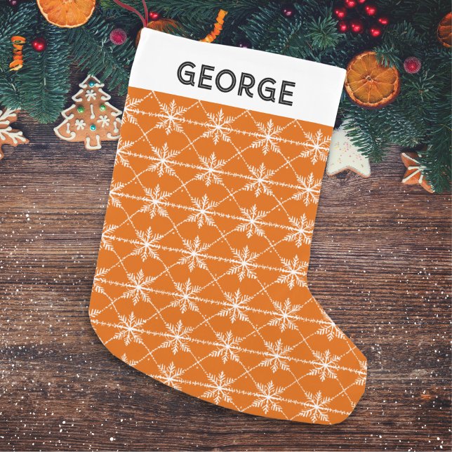Festive Snöflingor Mönster Burnt Orange Anpassning Liten Julstrumpa (A personalized Christmas stocking with snowflakes pattern on a burnt orange background)