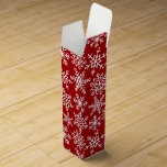 Festive Snowflake Red Presentask För Vinflaska<br><div class="desc">En söt festiv snöflake och stjärnor designade mönster med rött bakomliggande bakgrund. En skön för flaskor i vin eller bubbla för julafton gåvor/presenter för anställda,  lärarfamilj och vänner .</div>