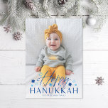 Festive Starry Lycklig Hanukkah Blue Photo Julkort<br><div class="desc">Den moderna typsnittsduon av "Lycklig Hanukkah" med judestjärnor,  över fullt utfallsfoto med valfritt stycke på baksidan. Lägg till ett eget foto på baksidan om du vill.</div>