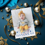 Festive Starry Lycklig Hanukkah Blue Photo Julkort<br><div class="desc">Den moderna typsnittsduon av "Lycklig Hanukkah" med judestjärnor,  över fullt utfallsfoto med valfritt stycke på baksidan. Lägg till ett eget foto på baksidan om du vill.</div>