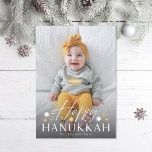 Festive Starry Lycklig Hanukkah Photo Julkort<br><div class="desc">Den moderna typsnittsduon av "Lycklig Hanukkah" med judestjärnor,  över fullt utfallsfoto med valfritt stycke på baksidan. Lägg till ett eget foto på baksidan om du vill.</div>